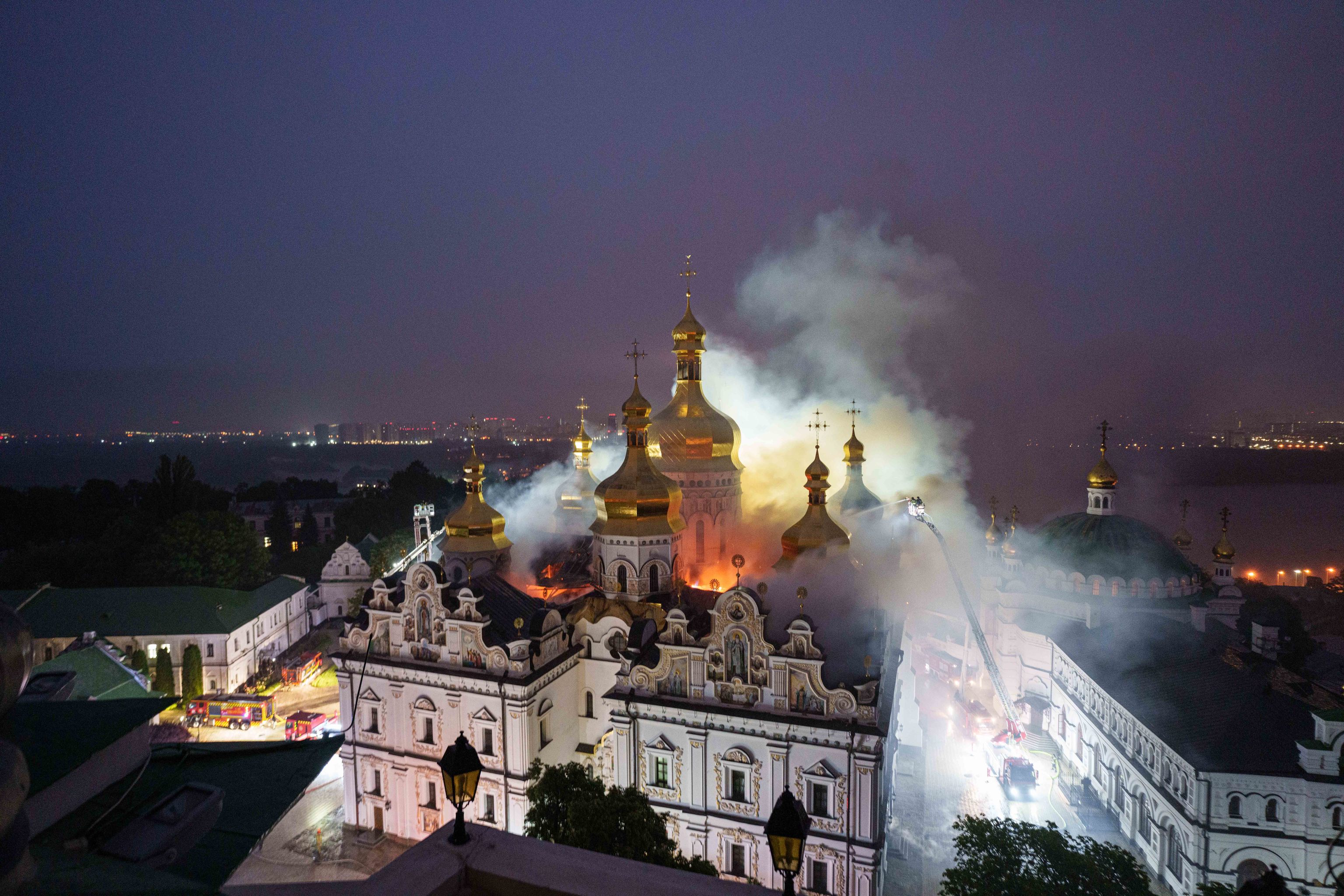 Rusia bombardea Ucrania con 70 misiles y más de 600 drones y deja al menos nueve muertos y en llamas la histórica catedral de la Dormición de Kiev