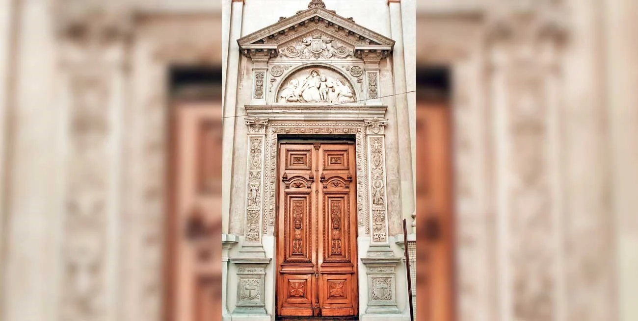 La Puerta del Paraíso acechada por el infierno del abandono