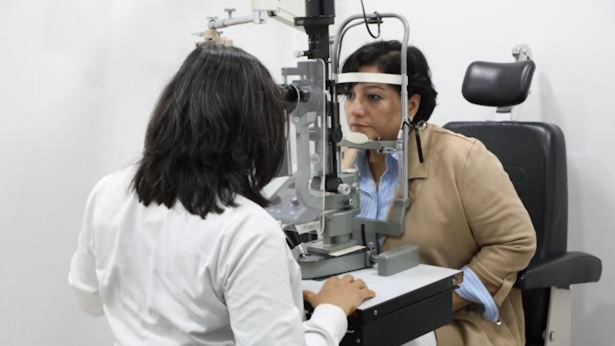 Mujer que salvó su ojo gracias a la tecnología usada por el IMSS