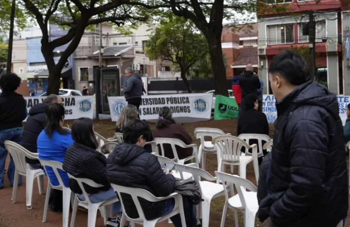 Con una clase pública frente al Juzgado Federal, universitarios reclamaron la aplicación de la Ley de Financiamiento