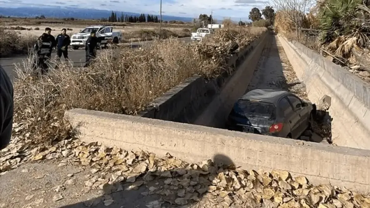 Una mujer perdió el control de su auto y terminó dentro de un canal en 25 de Mayo