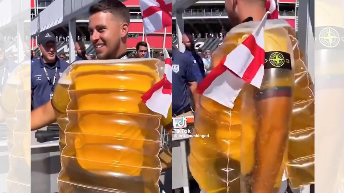 Aficionado de Inglaterra llega al estadio con chaleco de cerveza