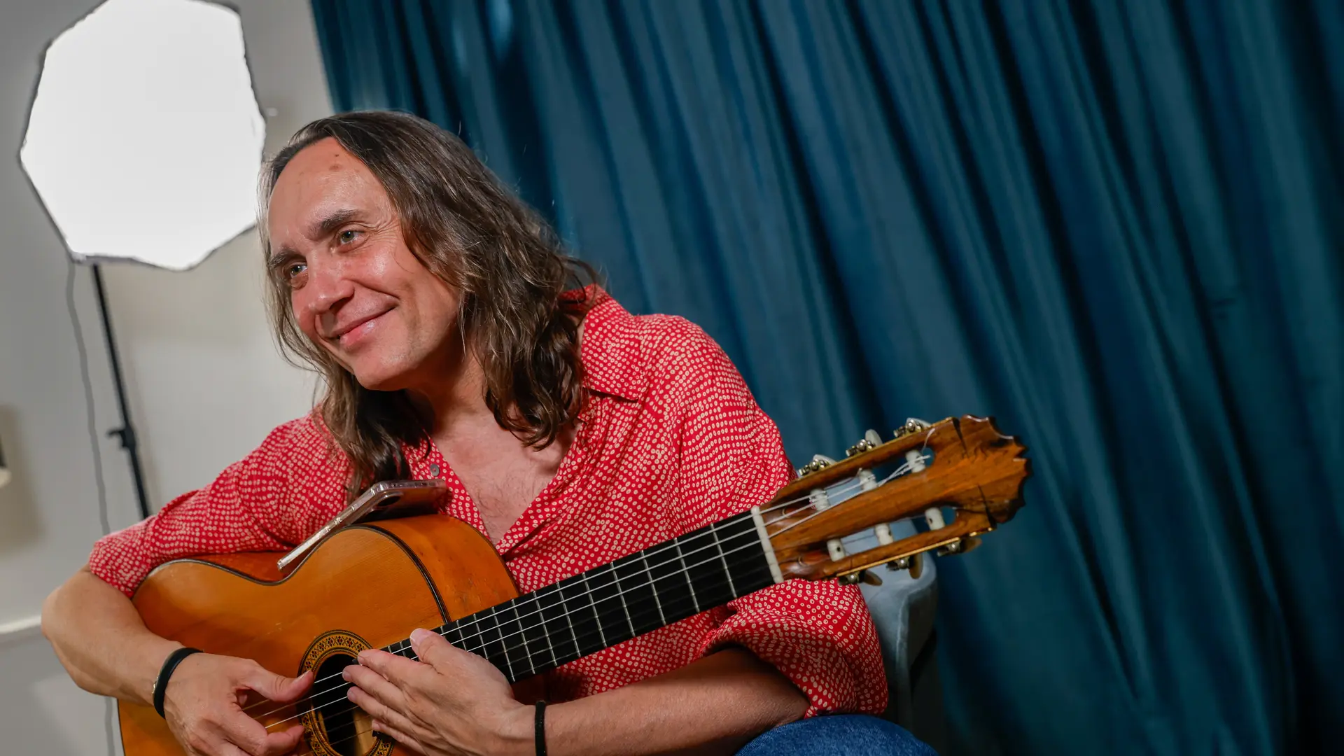 Vicente Amigo cumple 40 años al pie de la guitarra: "Me gustaría componer algo con Rosalía, pero tiene que invitar la energía"