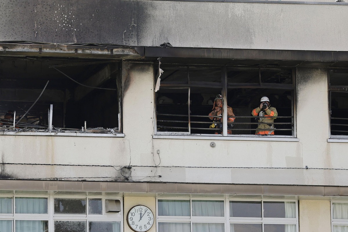 Incendio en escuela de Tokio deja 11 heridos; rescatan a 300 niños