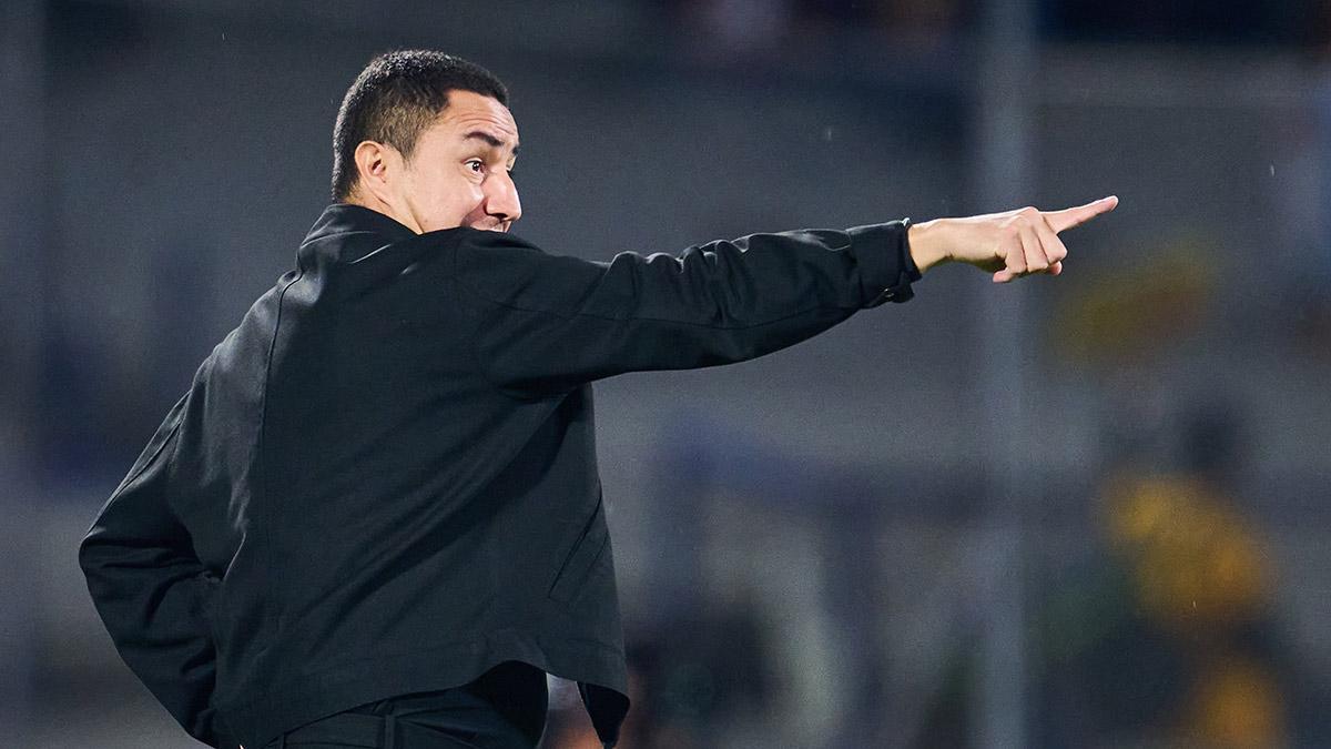 Efraín Juárez dirigiría en Europa; va por Champions League
