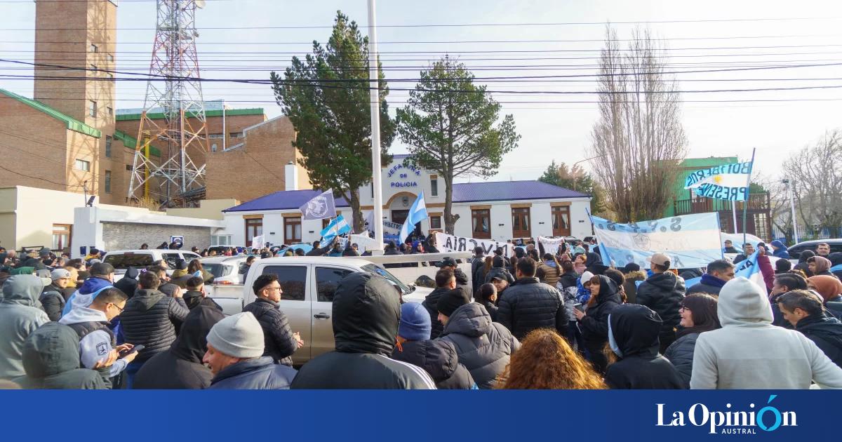Afirman que policías protestan pese a que la negociación salarial ya tiene fecha