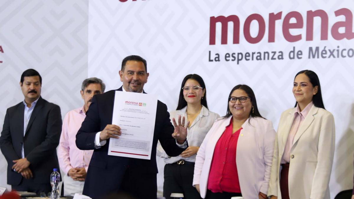 Cruz Pérez Cuéllar formalizó su registro como aspirante por Morena a Chihuahua