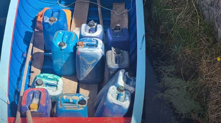 Armada intercepta embarcación con 230 litros de combustible en el lago Titicaca