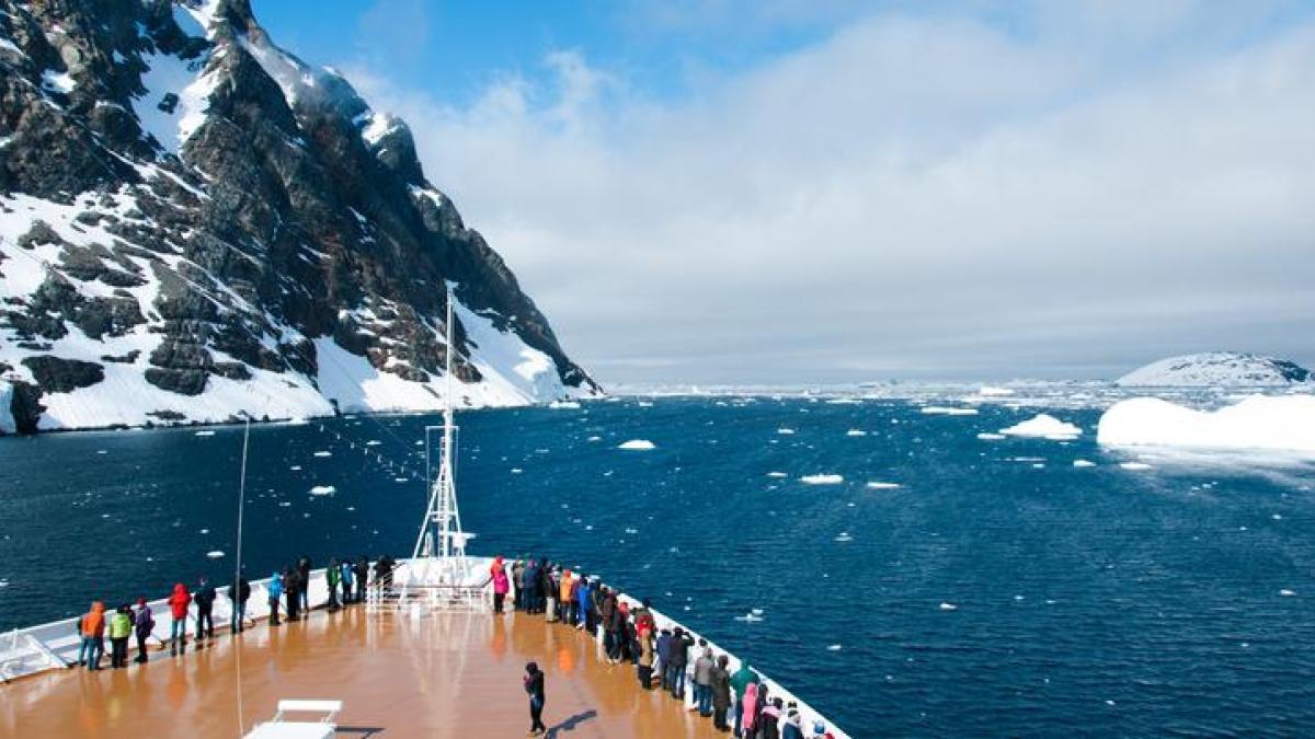 El turismo invade la Antártida: ¿Hay que regular la cantidad de visitantes?