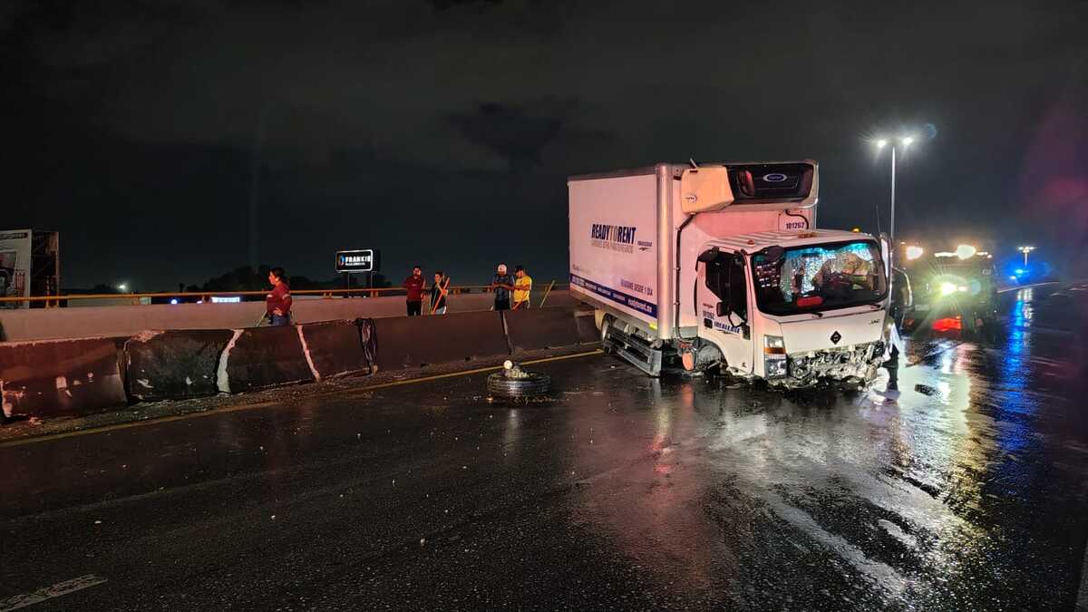 Camión derrapa y destruye barreras de concreto en puente de Gómez