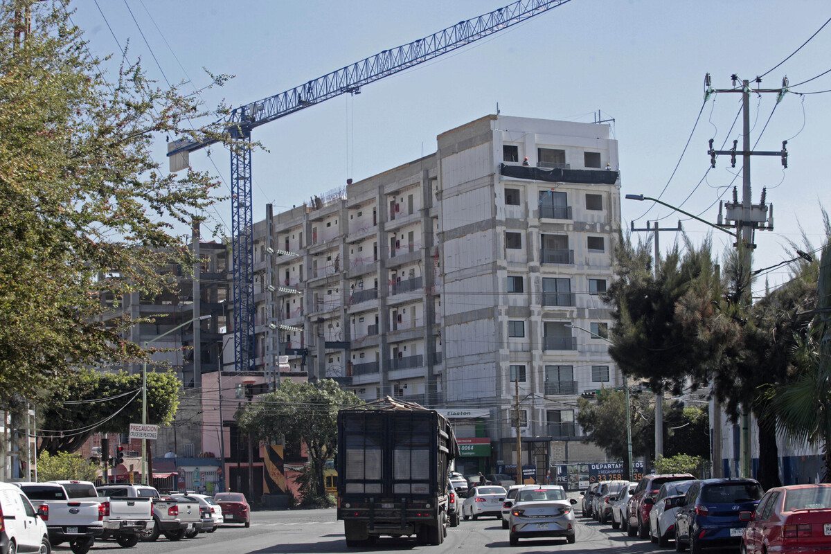 Vivienda cara y familias desplazadas para favorecer hospedaje en AMG