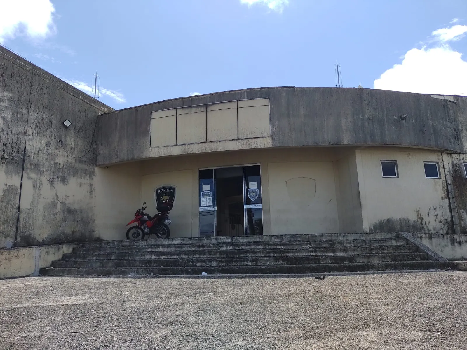 Detento algemado foge de escolta durante transferência em delegacia de Natal