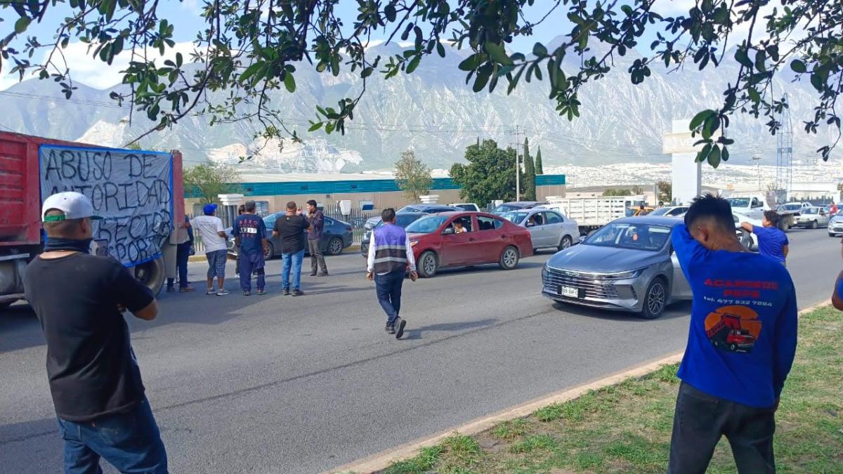 Transportistas realizan bloqueos en la carretera Monterrey