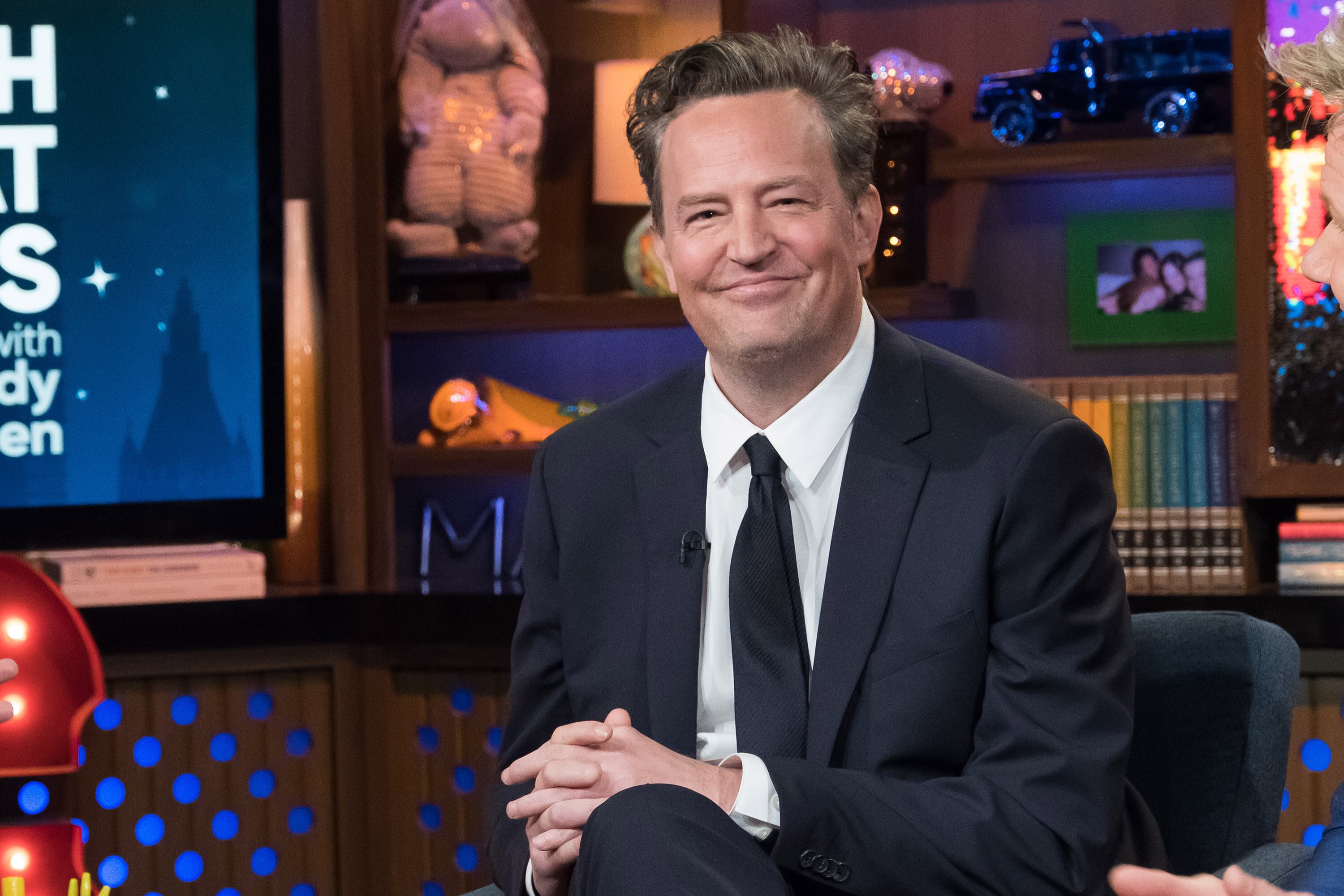 Un cuadro de Banksy de Matthew Perry se vende por un millón de dólares; un guion de 'Friends', por casi 100.000