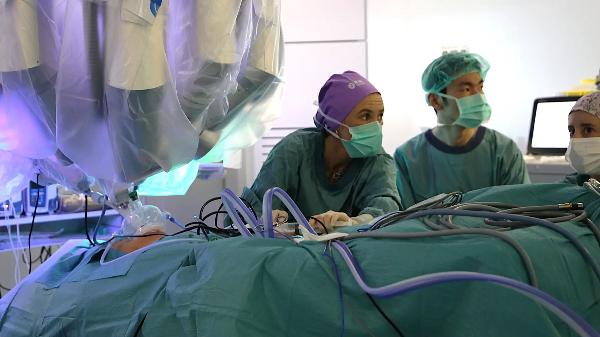 El Hospital Vall d'Hebron realiza la primera cirugía pediátrica de Europa con un robot que opera a través de una sola incisión
