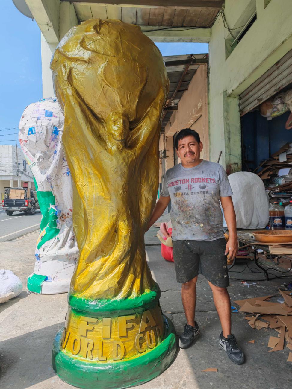 Artesanos en Guayaquil crean copas del Mundial 2026