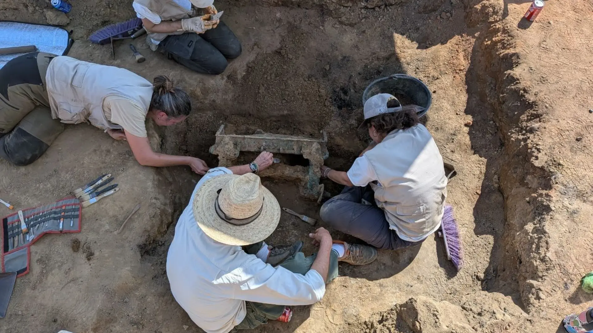 Hallan en Badajoz un carro de bronce de 2.500 años que revela el comercio de lujo entre Tarteso y el Mediterráneo: "Es único"