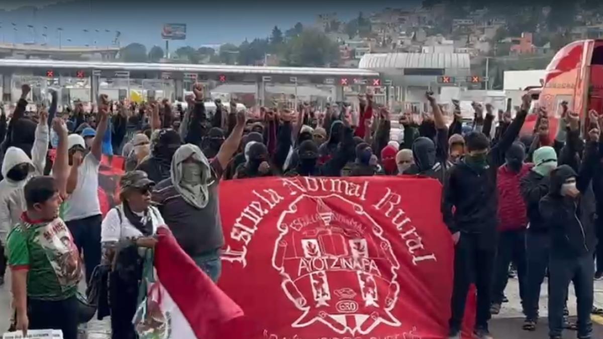 Manifestantes se retiran de la caseta de Tlalpan