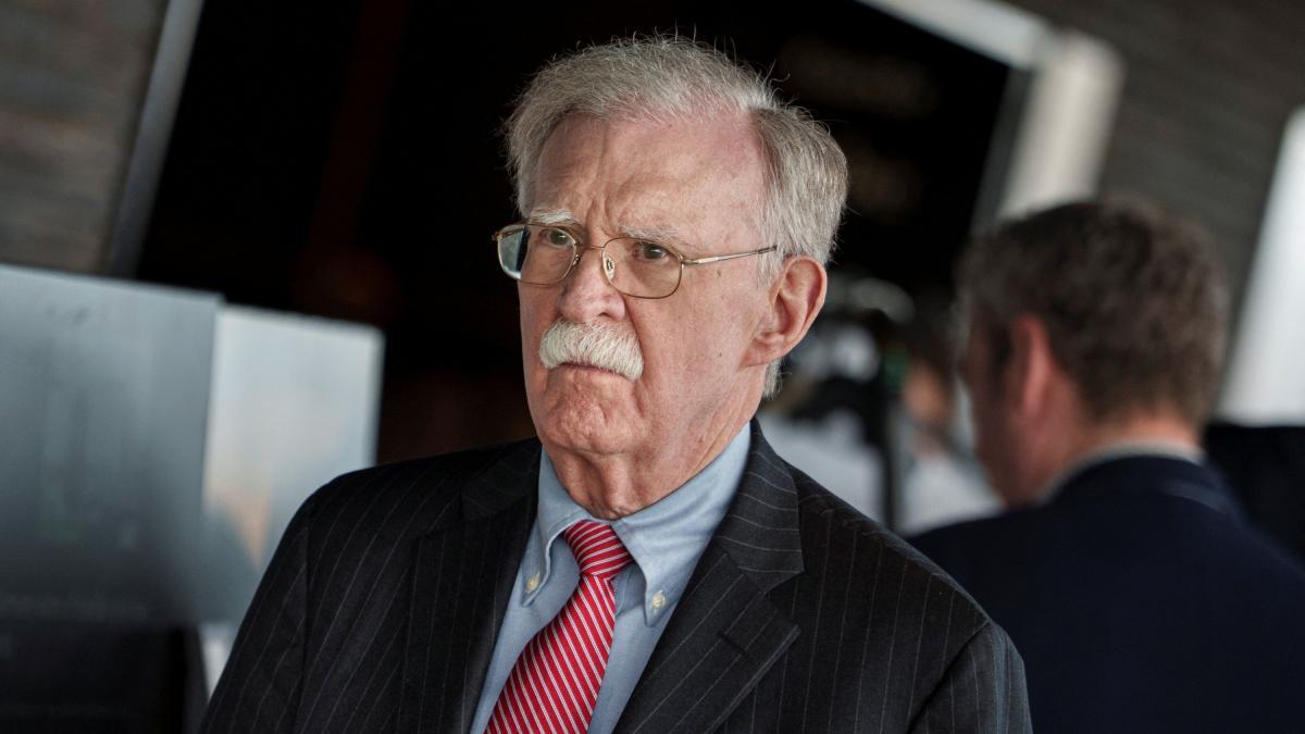 John Bolton, rival de Trump, acepta declararse culpable por conservar información clasificada