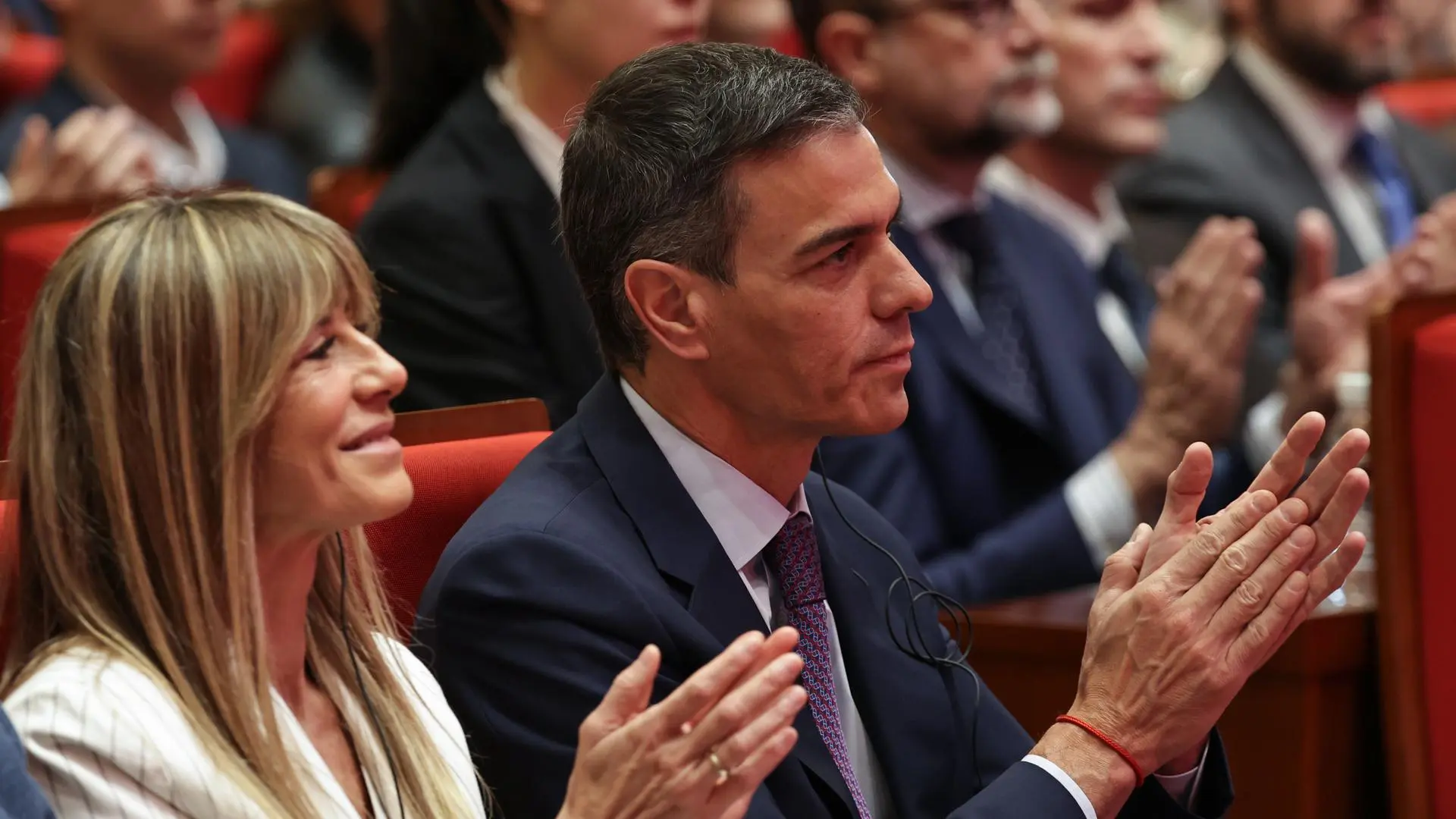 Las acusaciones populares piden retirar el pasaporte a Begoña Gómez a la espera de que el juez abra juicio oral en los próximos días