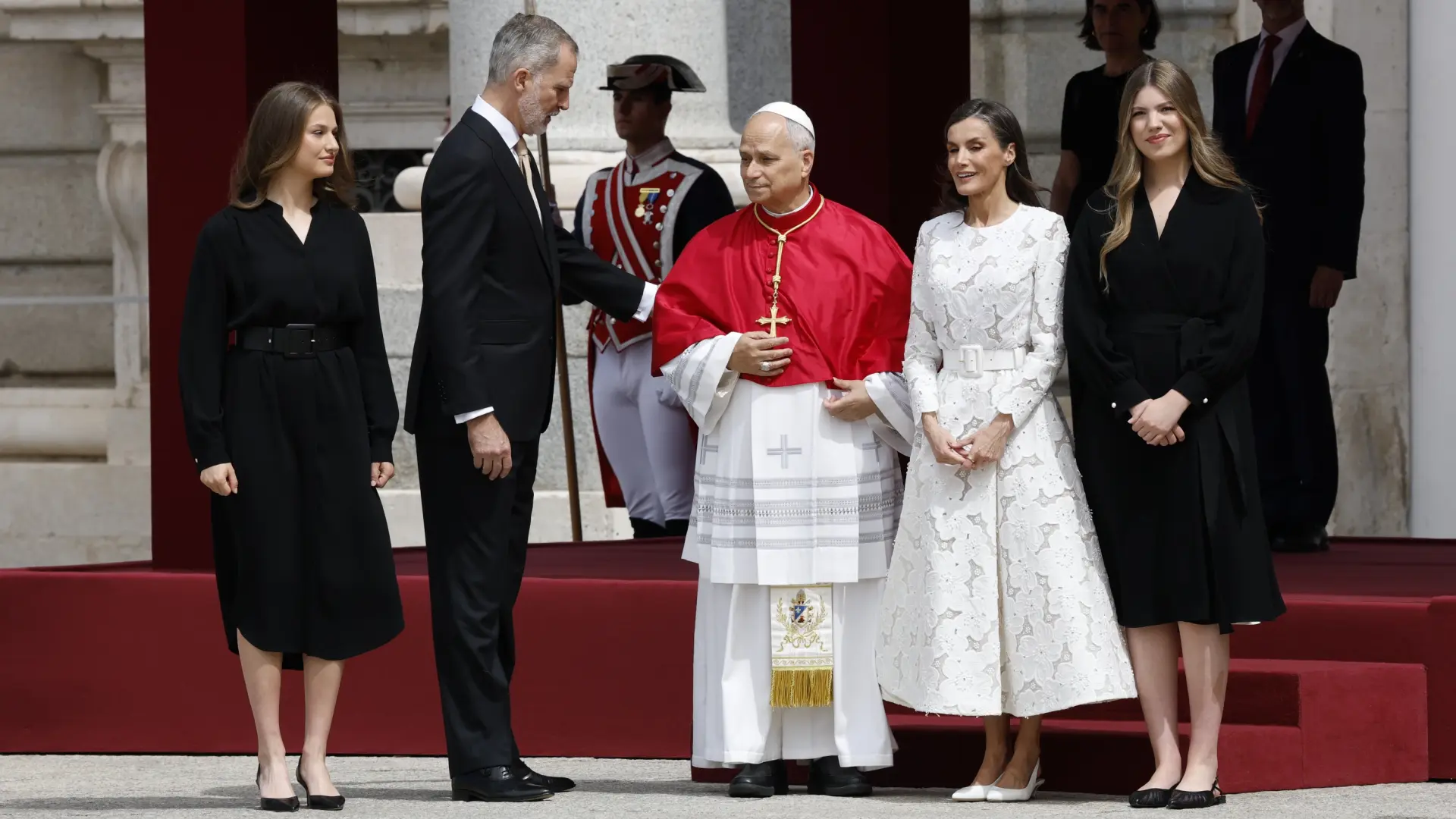 Imágenes de Letizia, Leonor y Sofía con el Papa: saludos, breve charla y sonrisas