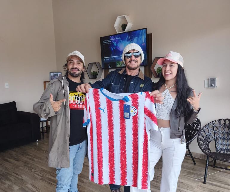 Chabely Fretes y Meno Fernández estrenaron "Arriba Paraguay", una canción que celebra la pasión albirroja - Música
