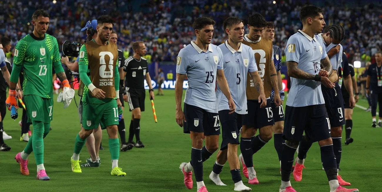 Bielsa mueve piezas para un duelo que puede definir el futuro de Uruguay en el Mundial