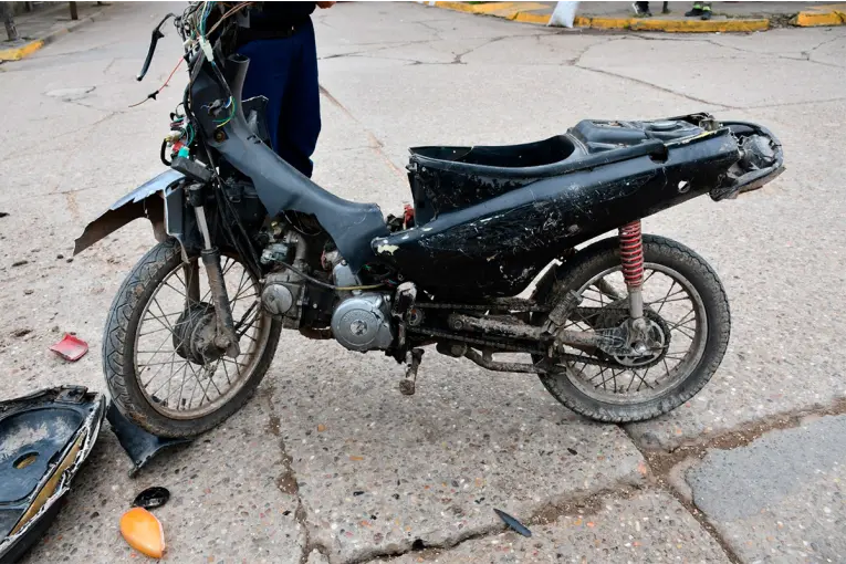 Choque en La Paz: no llevaban casco, la identidad del adolescente fallecido y la salud de la acompañante