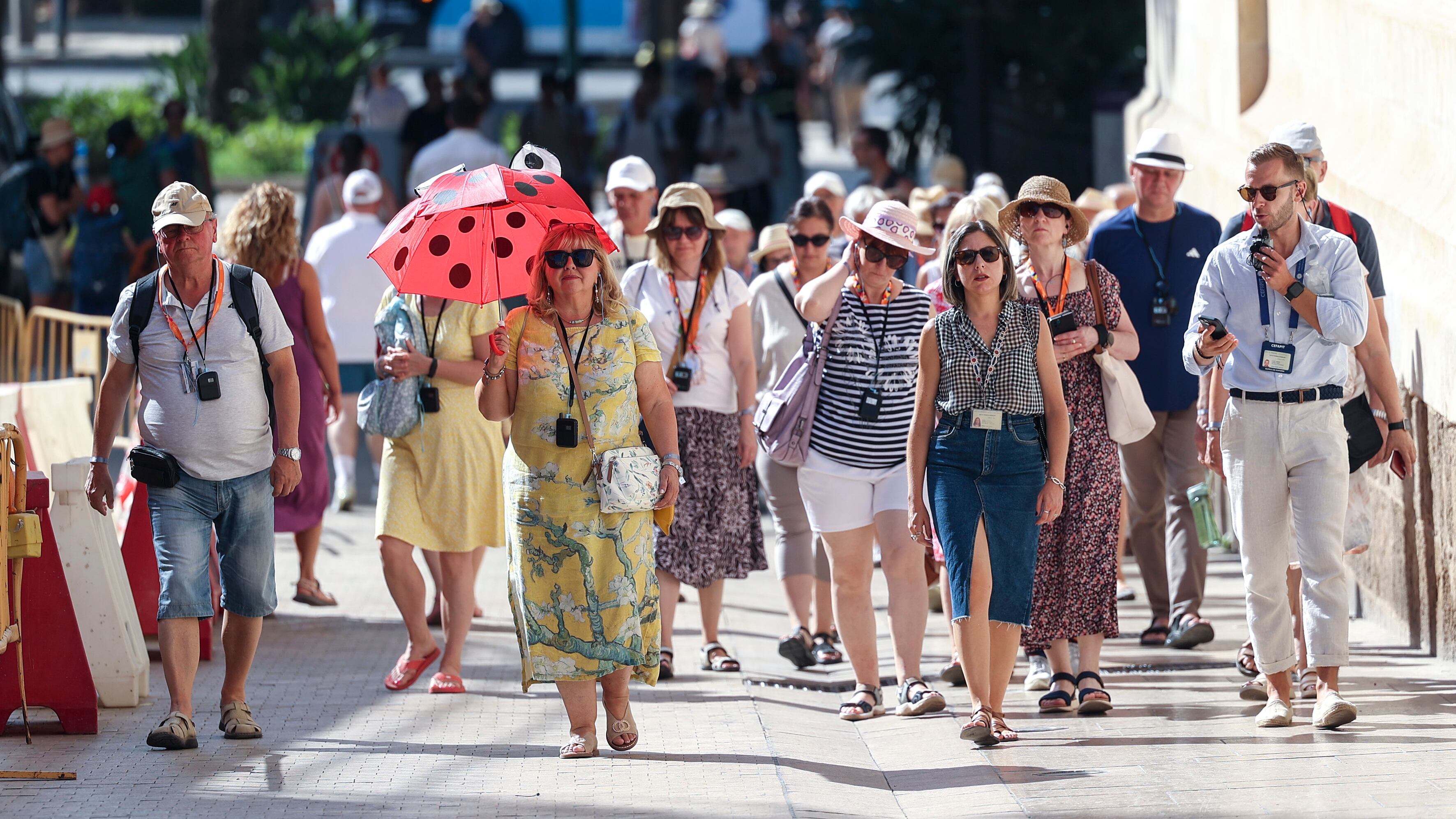 Los destinos turísticos españoles empiezan a bajar precios ante el freno de reservas para verano