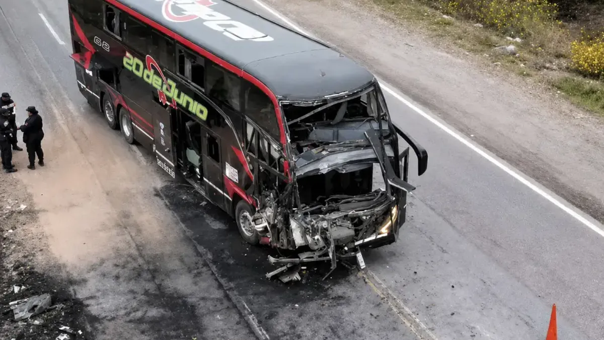 Un colectivo de la empresa sanjuanina 20 de Junio chocó contra un camión: un muerto y varios heridos