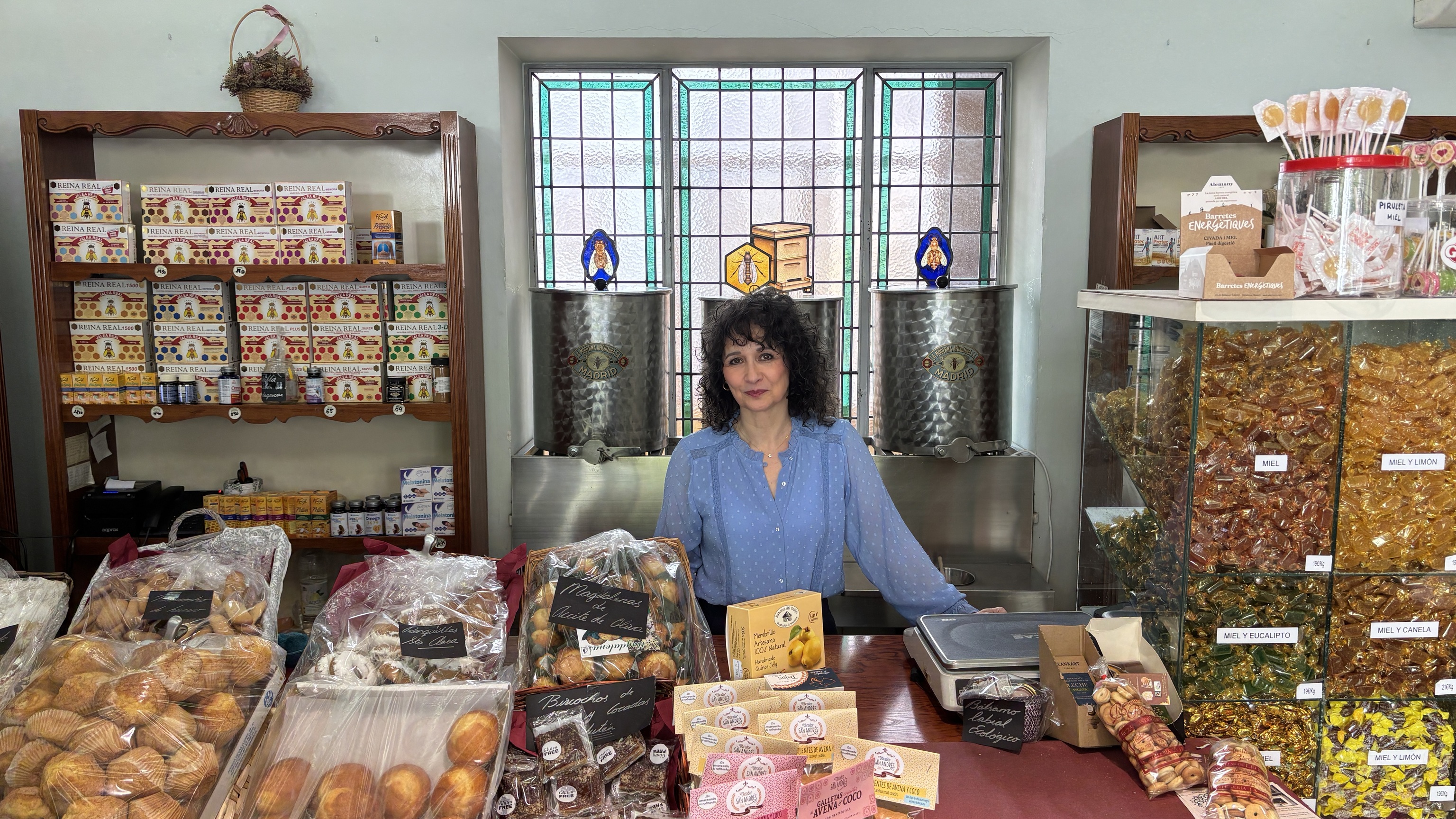 El taller de ebanistería que 'rescató' la tienda de miel más antigua de España: "La de nuestro país es la mejor del mundo"