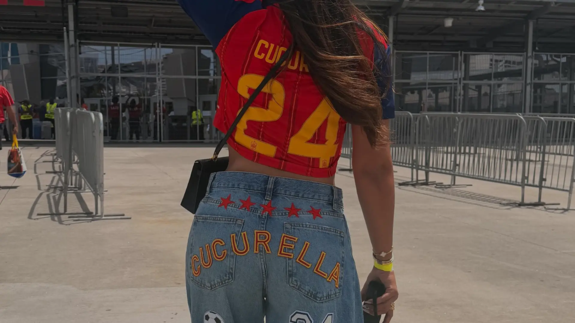 Así viste Claudia Rodríguez, novia de Cucurella, en el Mundial: "Nada me da más orgullo que lucir el apellido de mi pareja e hijos"