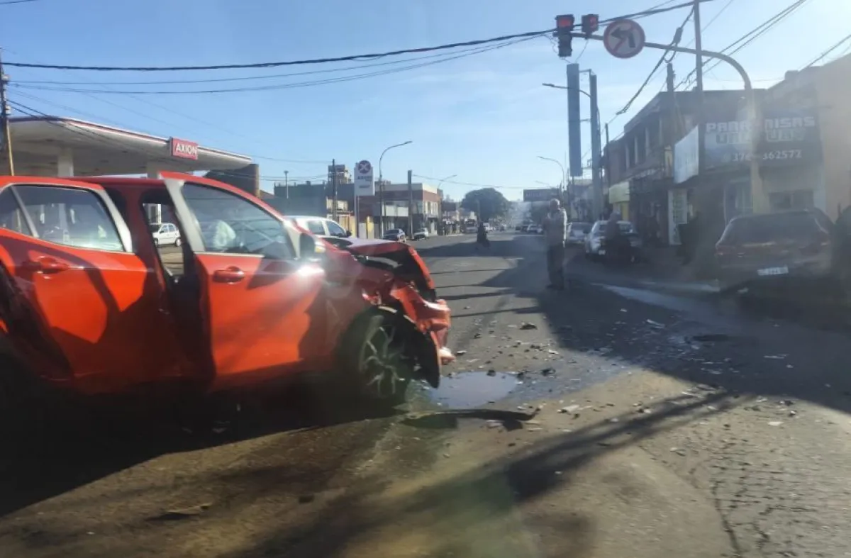 Intentó girar donde está prohibido y terminó chocando en una transitada esquina de Posadas