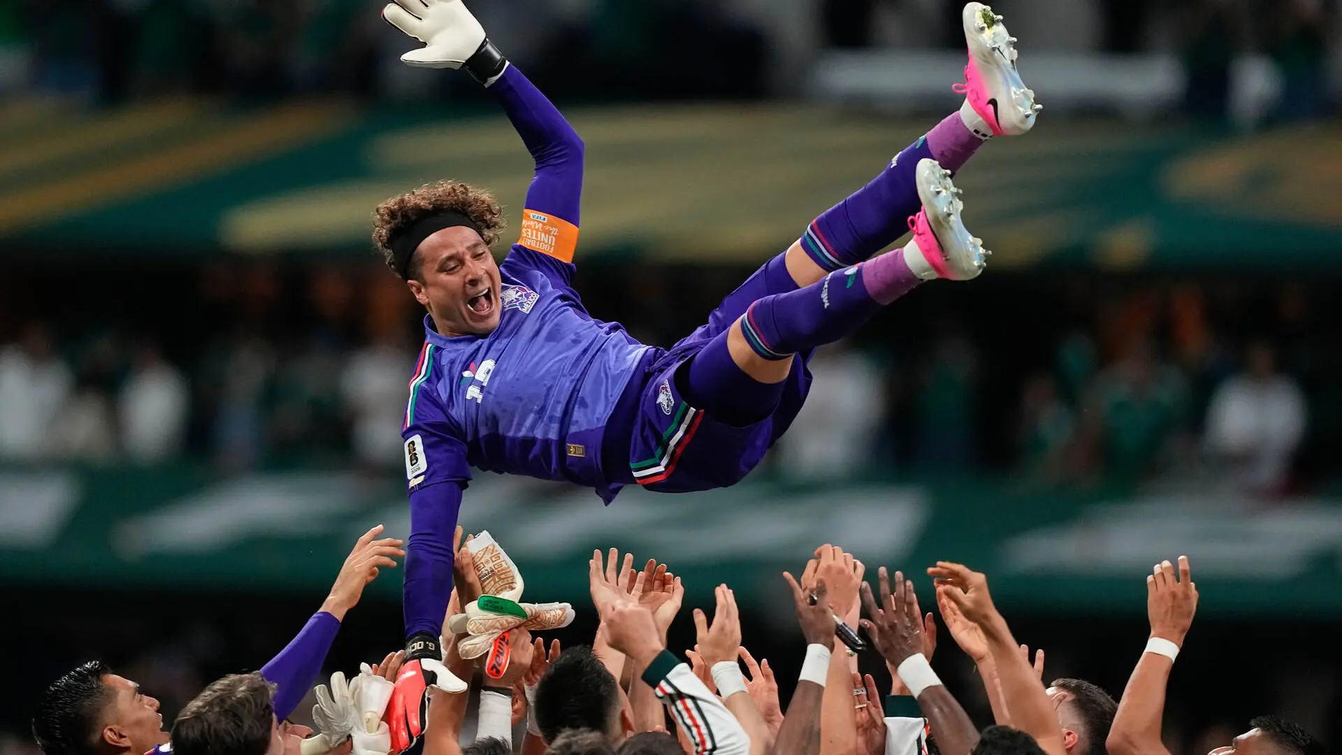 Emotivo homenaje a Guillermo Ochoa en su sexto Mundial: goleada de México y despedida con su gente