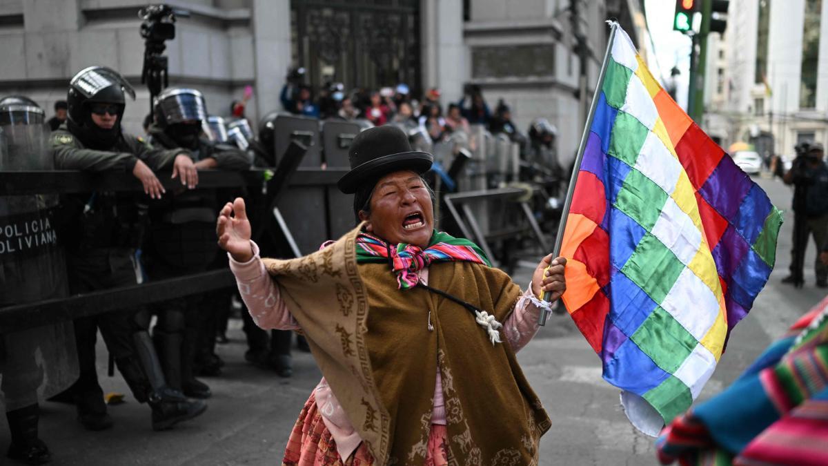 Paz decreta el estado de excepción en Bolivia tras seis semanas de protestas