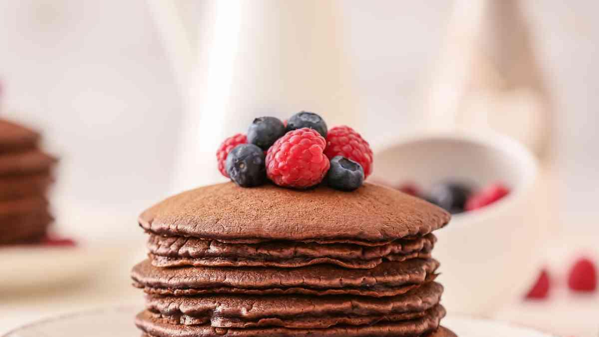 Hot cakes de chocolate esponjosos para un desayuno reconfortante