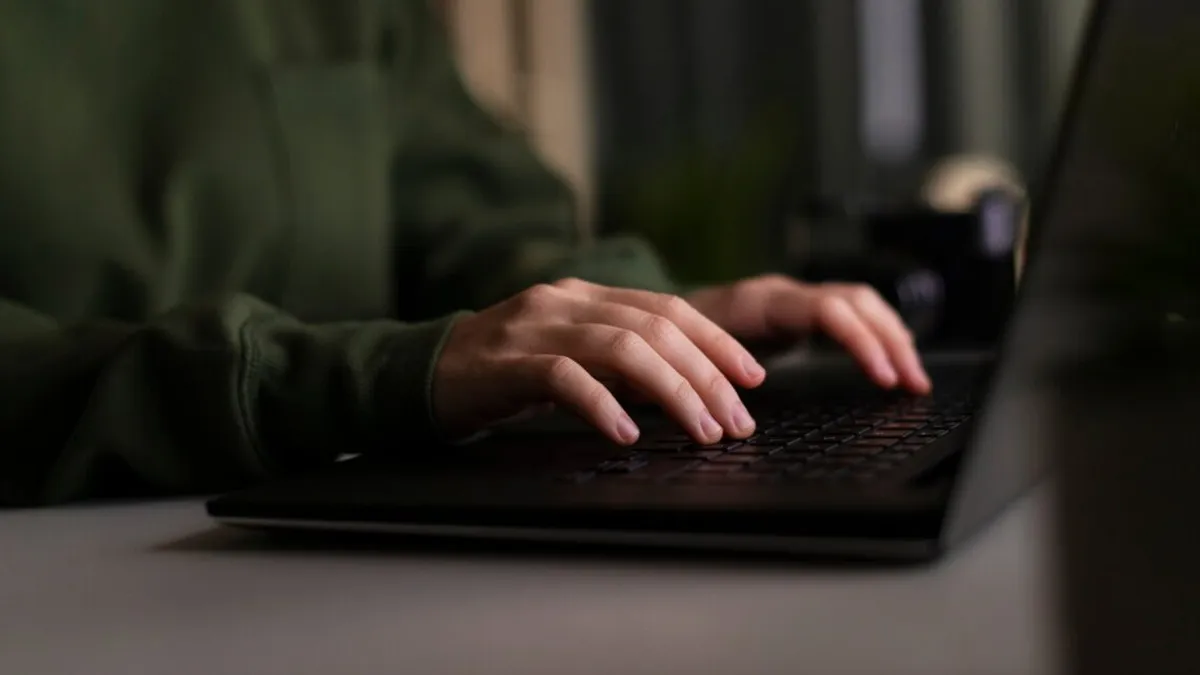 Imputan a una mujer por una presunta estafa informática de casi $2 millones en la Capital