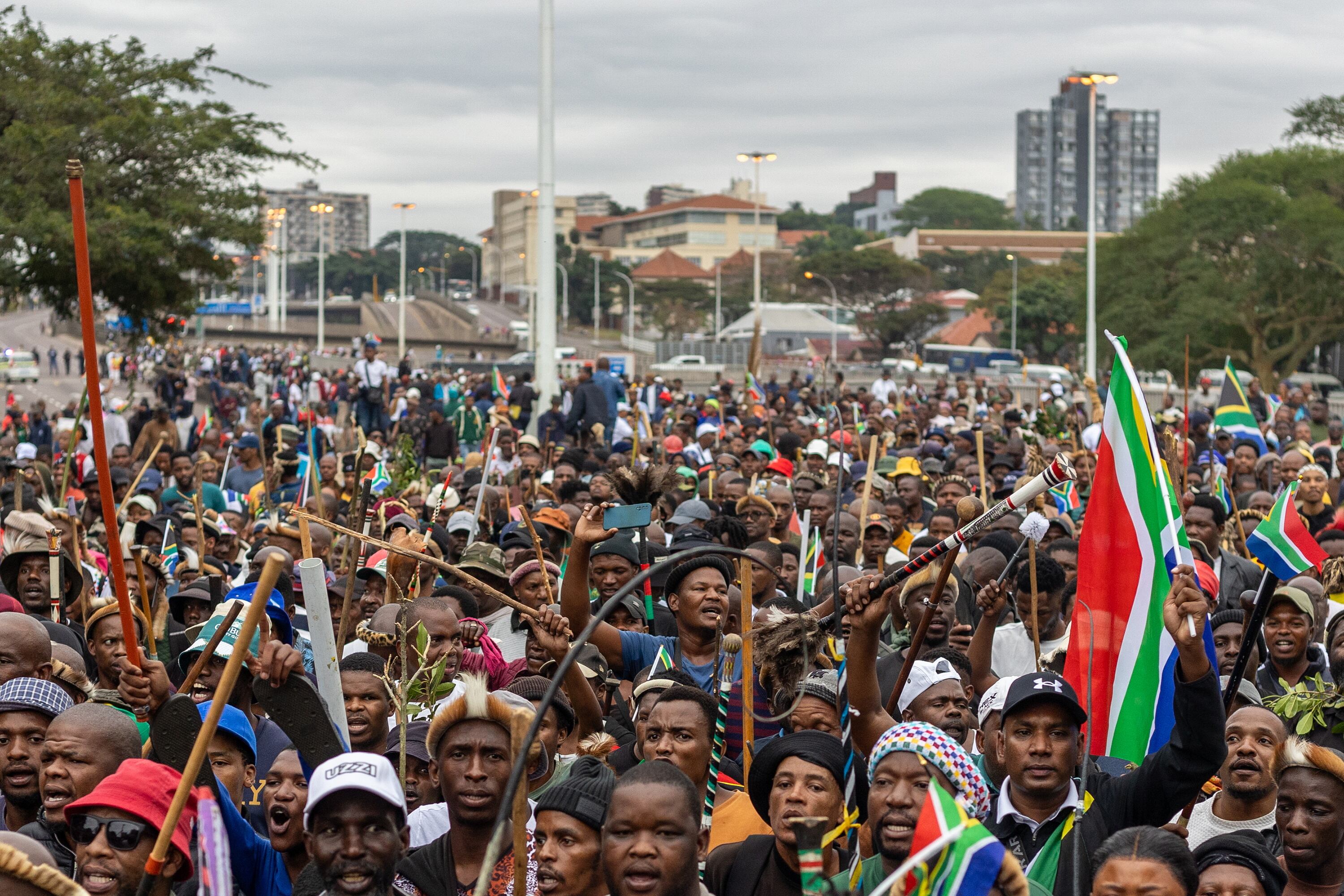 Miles de personas marchan contra los inmigrantes en Sudáfrica tras cumplirse el ultimátum de los grupos racistas para expulsarlos del país