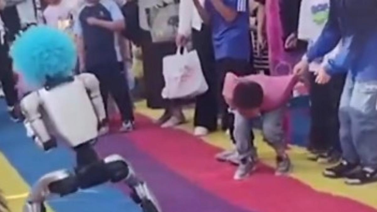 ¡Dolorosa patada! Robot se descontrola y golpea a un niño