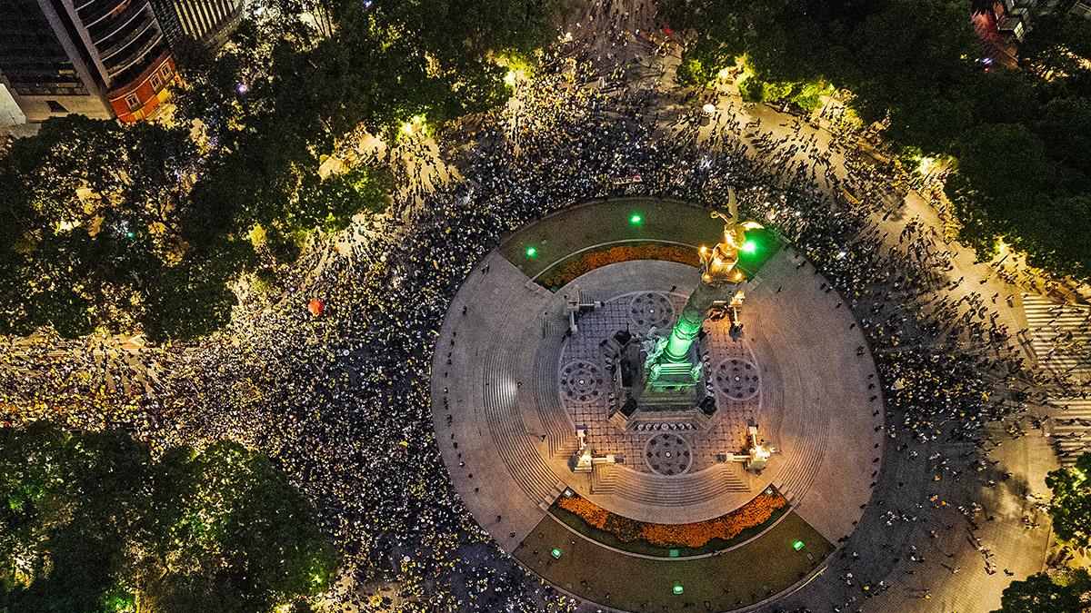 Bella colombiana desató furor en el Ángel de la Independencia de la CDMX