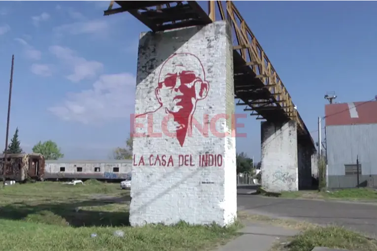 En Paraná, el mural del Indio Solari refleja su huella imborrable en el rock argentino