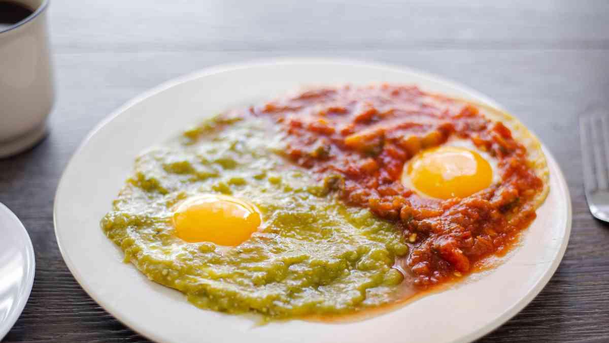 Cómo preparar los auténticos huevos divorciados, el mejor desayuno mexicano
