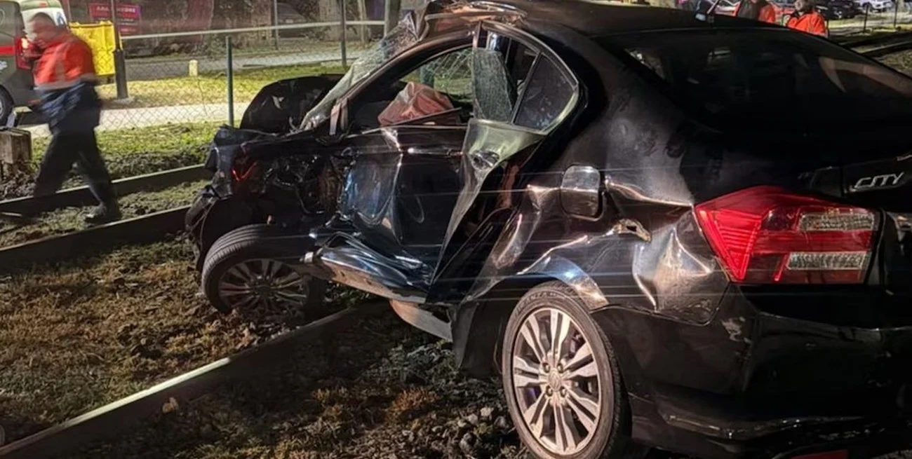Así quedó el auto de Ernestina Pais tras de haber sido arrollado por un tren en San Isidro