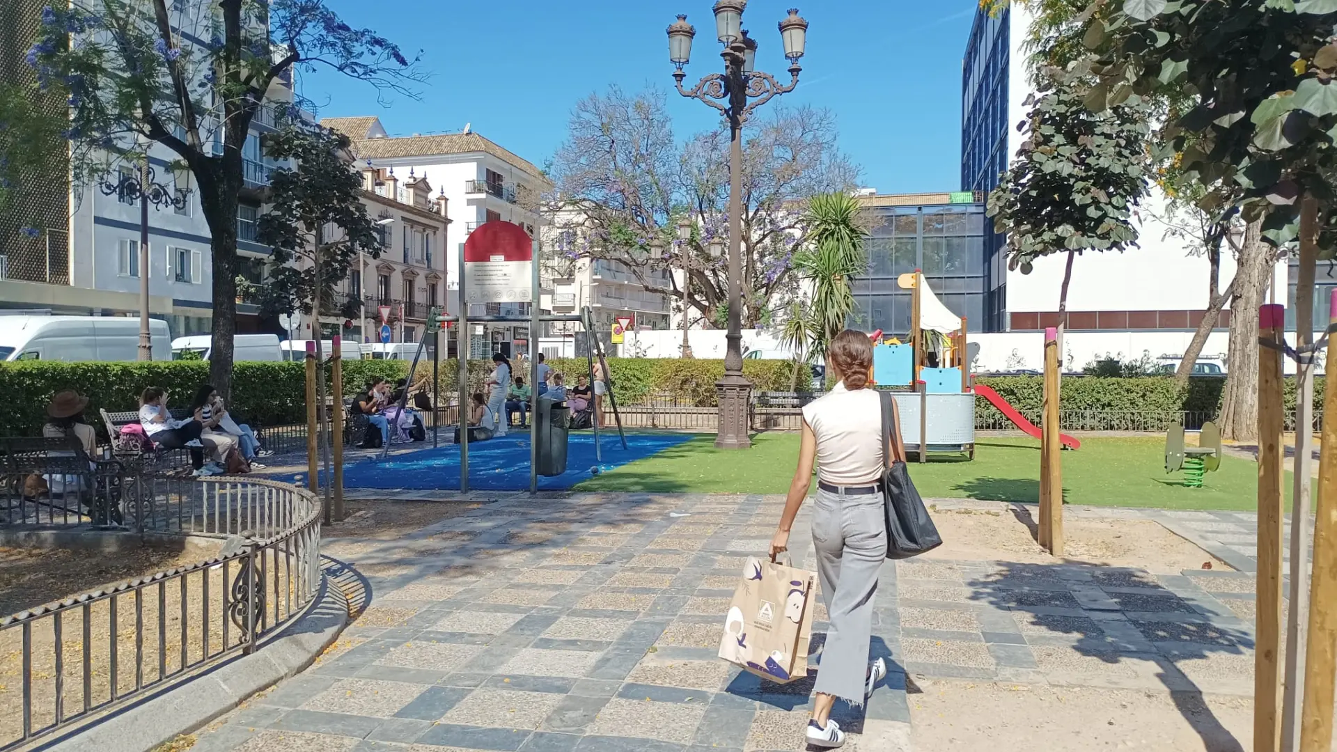 Sevilla renueva los parques infantiles con nuevos suelos, toldos y juegos inclusivos