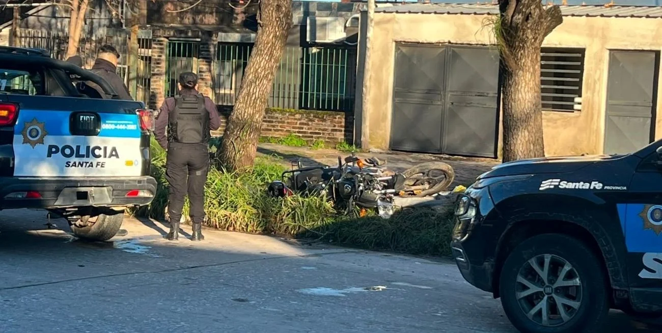 Murió un agente penitenciario tras chocar su moto contra un árbol en Santa Fe