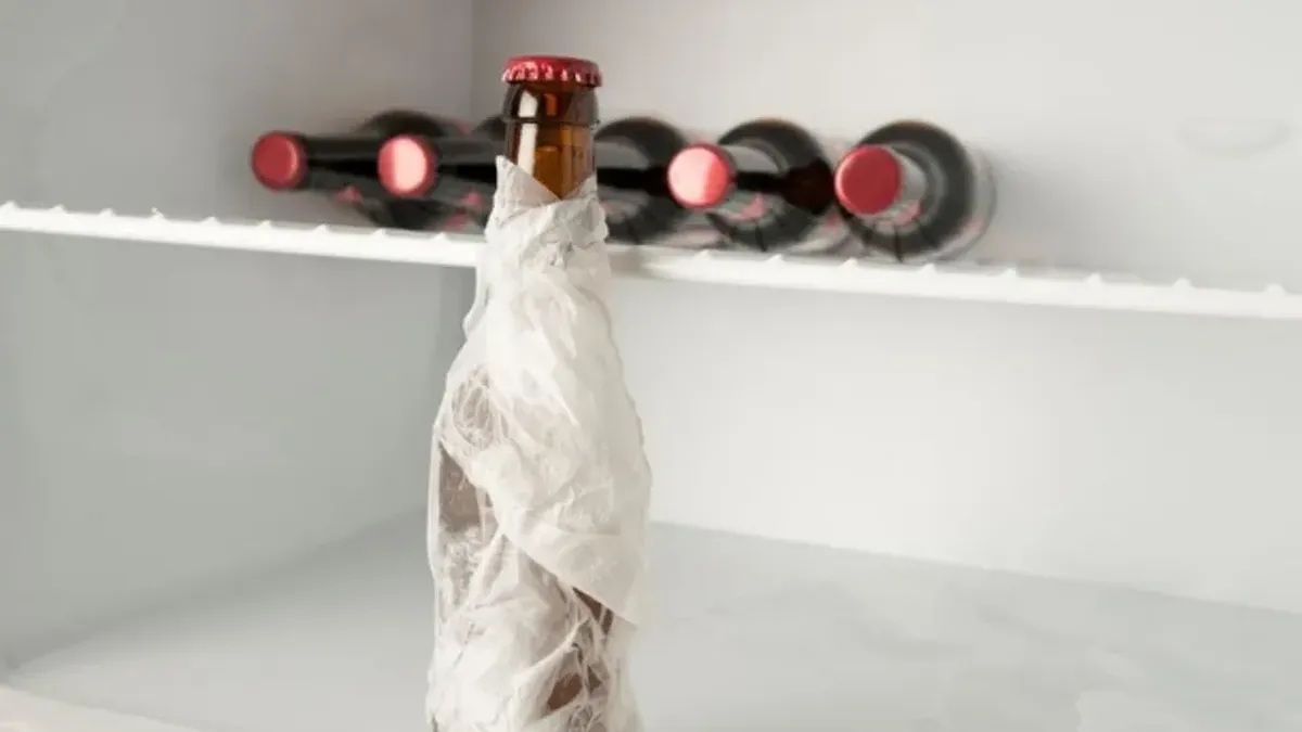 Enfriar una botella envuelta en papel de cocina: expertos revelan si el truco funciona o no