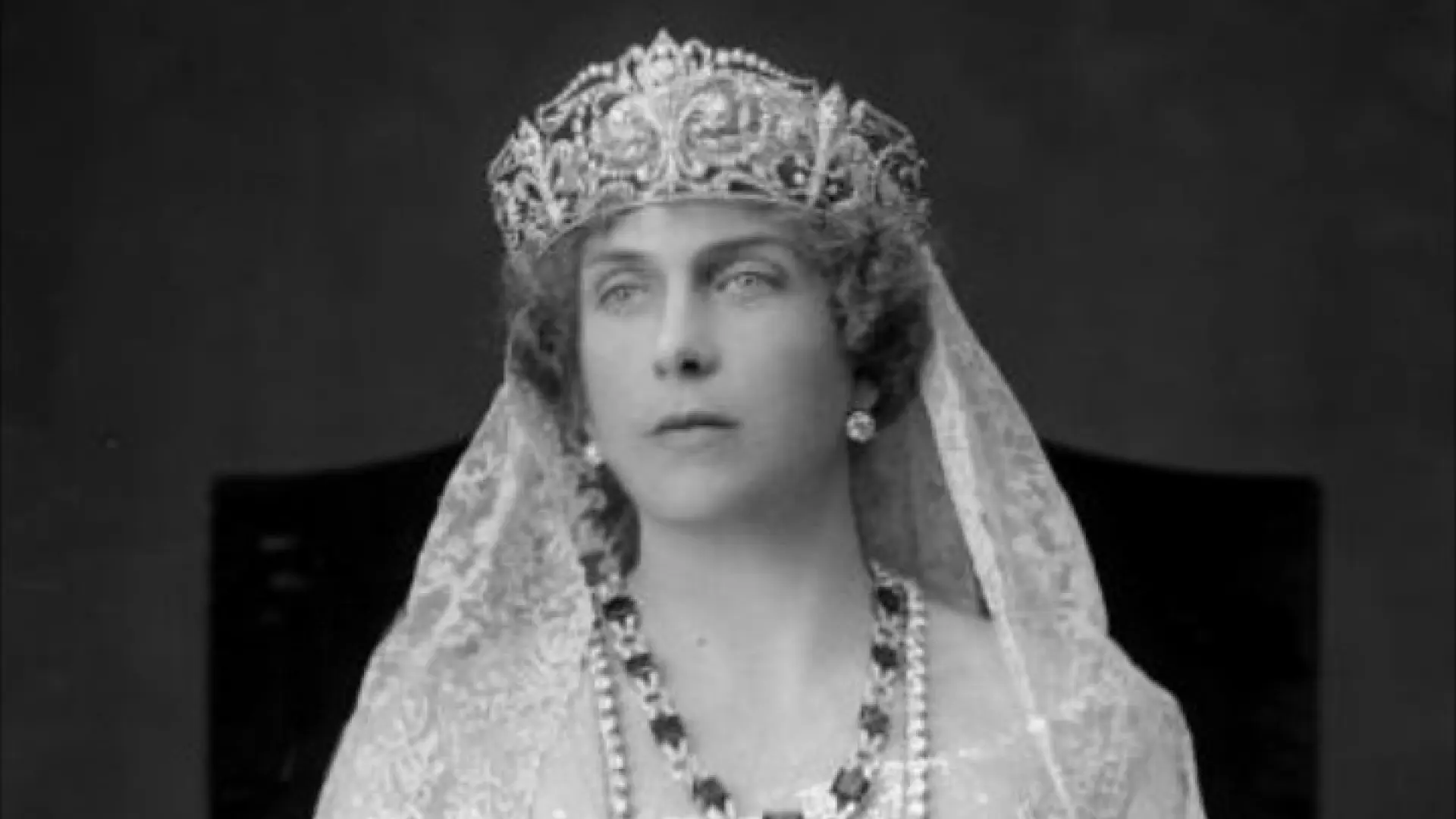 Los secretos del manto de Maison Laferrière que Victoria Eugenia encargó a la casa francesa y que se podrá ver próximamente en esta exposición