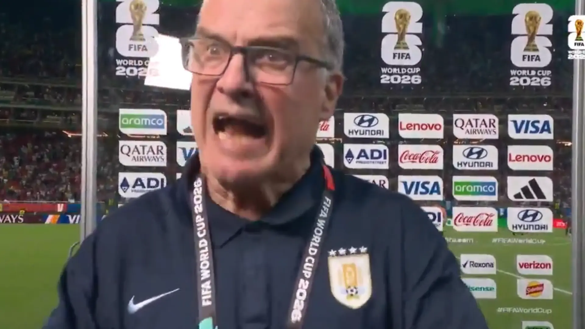 Uruguay la toma con la prensa tras ser eliminada contra España y Bielsa pierde los papeles