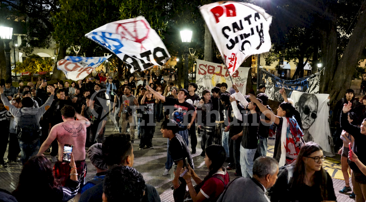 VIDEOS. "Un dolor en el alma": con banderas, canciones y mucha emoción despiden al Indio Solari en la Plaza 9 de Julio