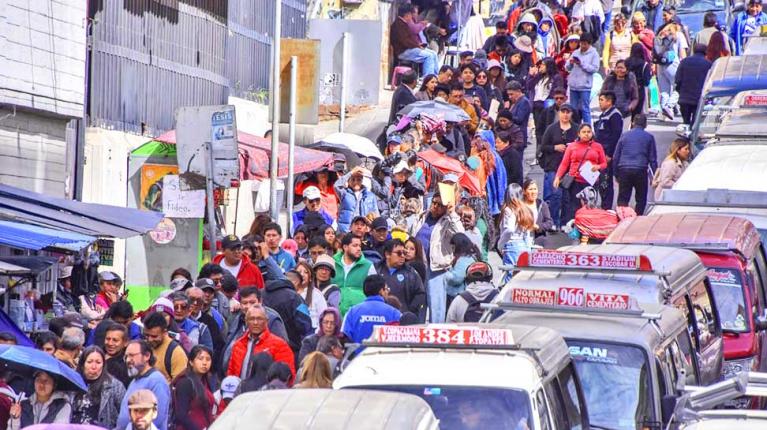 Paceños hacen fila para comprar el kilo de pollo a Bs 18 en Emapa; EEUU cubre transporte en avión